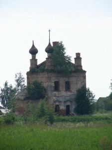 храм в с. Хабарово  перед началом восстановительных работ. 